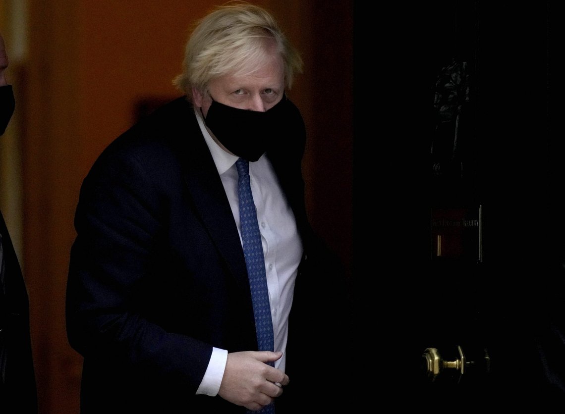 Storbritannias statsminister Boris Johnson ber Frankrike hente tilbake alle migranter som tar seg fra Frankrike og til Storbritannia over Den engelske kanalen. Foto: Frank Augstein / AP / NTB Storbritannias statsminister Boris Johnson ber Frankrike hente tilbake alle migranter som tar seg fra Frankrike og til Storbritannia over Den engelske kanalen. Foto: Frank Augstein / AP / NTB