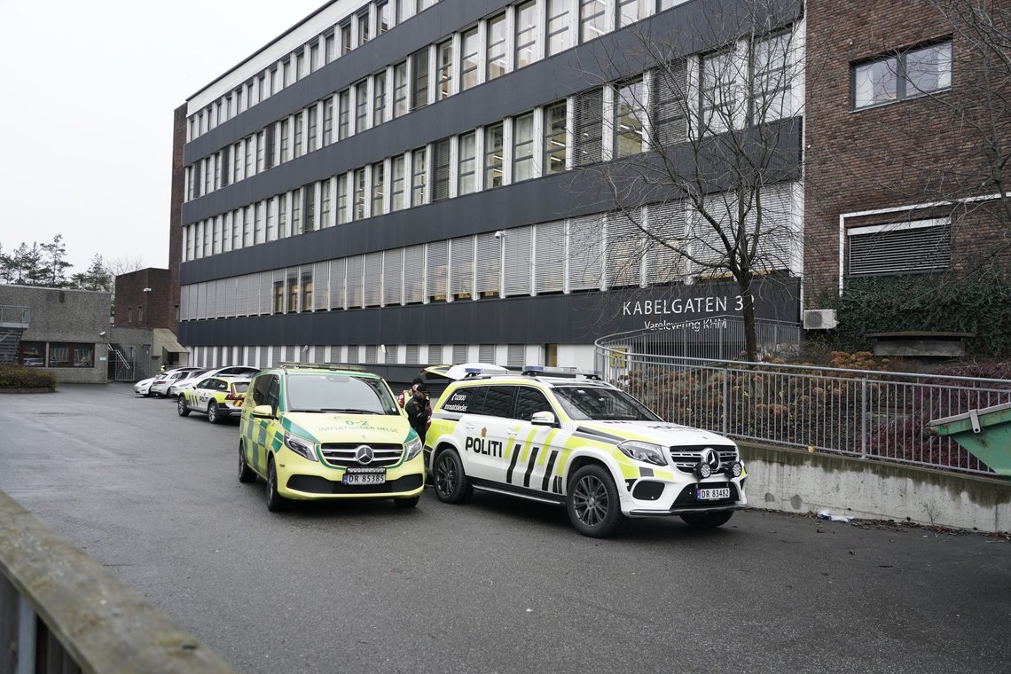 En ung gutt ble knivstukket ved Kuben videregående skole i Oslo 15. november. Fem ungdommer er siktet for medvirkning til drapsforsøk. De fem ble løslatt onsdag. Foto: Terje Pedersen / NTB En ung gutt ble knivstukket ved Kuben videregående skole i Oslo 15. november. Fem ungdommer er siktet for medvirkning til drapsforsøk. De fem ble løslatt onsdag. Foto: Terje Pedersen / NTB