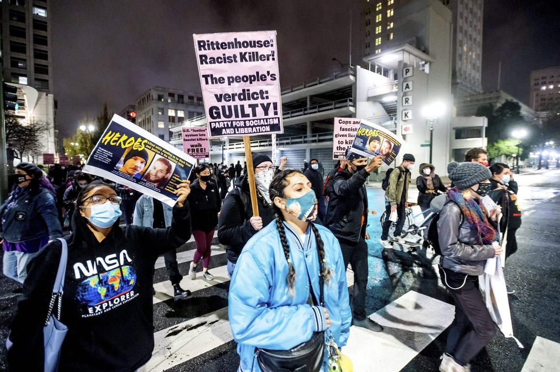 Det har vært demonstrasjoner og uroligheter i flere amerikanske byer etter at Kyle Rittenhouse ble frikjent for selvforsvar. Bildet er fra Oakland, California, 19. november 2021. Foto: Noah Berger, AP-NTB. Det har vært demonstrasjoner og uroligheter i flere amerikanske byer etter at Kyle Rittenhouse ble frikjent for selvforsvar. Bildet er fra Oakland, California, 19. november 2021. Foto: Noah Berger, AP-NTB.