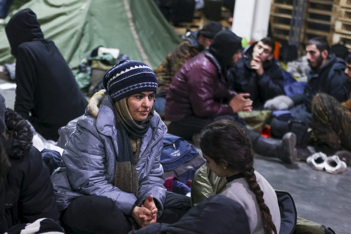 En gruppe migranter er blitt innlosjert på et senter nær grensen til Polen utenfor Grodno i Hviterussland. Hviterussiske myndigheter hevder de hjalp mer enn 100 mennesker å forlate landet mandag og at flere vil bli sendt tirsdag. Foto: Andrek Pokumeiko / BelTA / AP /NTB En gruppe migranter er blitt innlosjert på et senter nær grensen til Polen utenfor Grodno i Hviterussland. Hviterussiske myndigheter hevder de hjalp mer enn 100 mennesker å forlate landet mandag og at flere vil bli sendt tirsdag. Foto: Andrek Pokumeiko / BelTA / AP /NTB