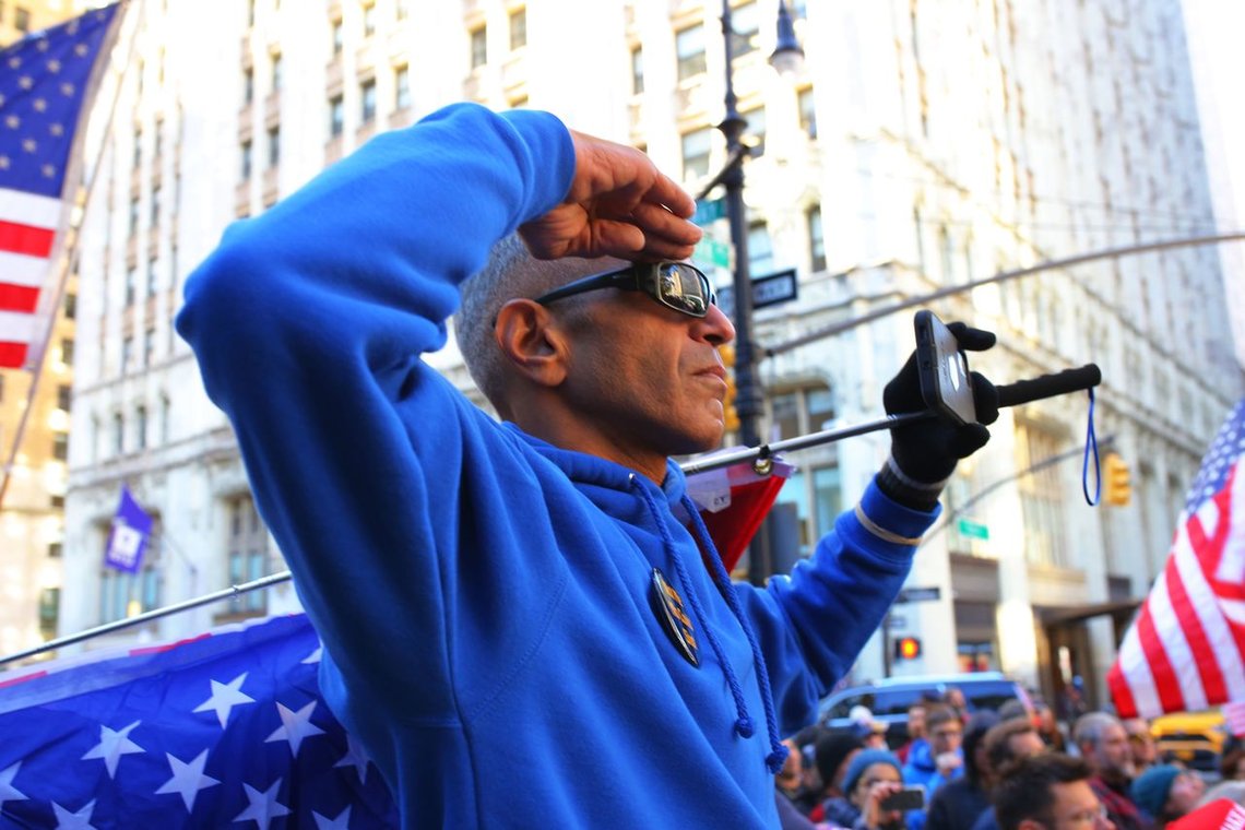 En demonstrant viser sin respekt under avspillingen av den amerikanske nasjonalsangen, under demonstrasjonen mot den nyvalgte borgermesterens vaklende holdning til vaksinetvangen i New York. Foto: Michael M. Santiago/ Getty Images/ AFP/ NTB En demonstrant viser sin respekt under avspillingen av den amerikanske nasjonalsangen, under demonstrasjonen mot den nyvalgte borgermesterens vaklende holdning til vaksinetvangen i New York. Foto: Michael M. Santiago/ Getty Images/ AFP/ NTB