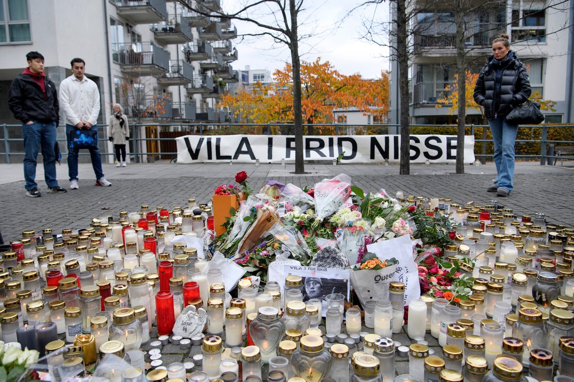 Tente lys for rapperen Einár, som ble skutt og drept. Foto: Jessica Gow/TT/ AP/ NTB Tente lys for rapperen Einár, som ble skutt og drept. Foto: Jessica Gow/TT/ AP/ NTB