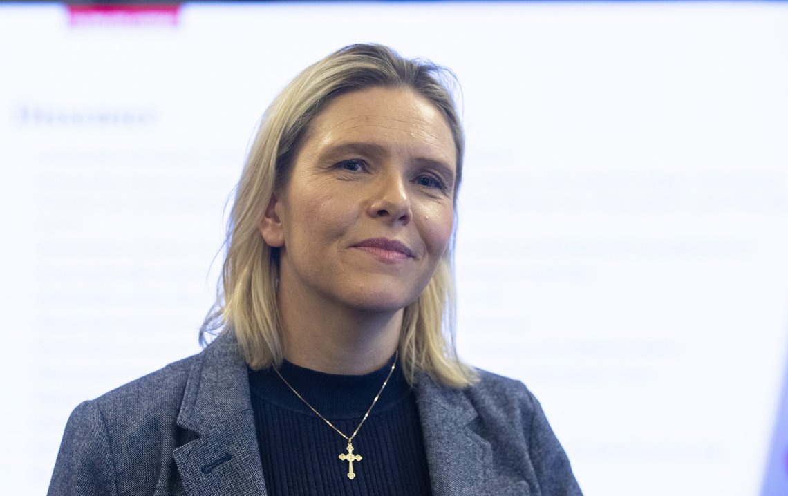 Flere blir provosert av at noen går med korset synlig. Sylvi Listhaug går med bestemorens kors og det finner mediene demonstrativt. NRKs Liv-Kristin Sællmann fikk kritikk fordi hun hadde et lite kors rundt halsen på TV. Foto: Terje Bendiksby/NTB Flere blir provosert av at noen går med korset synlig. Sylvi Listhaug går med bestemorens kors og det finner mediene demonstrativt. NRKs Liv-Kristin Sællmann fikk kritikk fordi hun hadde et lite kors rundt halsen på TV. Foto: Terje Bendiksby/NTB
