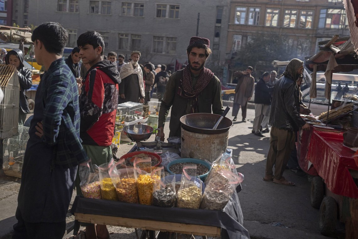 En selger på vei mot markedet i Kabul. Foto: Petros Giannakouris / AP / NTB En selger på vei mot markedet i Kabul. Foto: Petros Giannakouris / AP / NTB