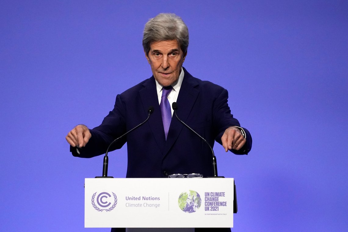 John Kerry forsøker å fremstå som forsiktig optimist etter COP26. WSJ tror ikke noe særlig på ham. Foto: AP /Alberto Pezzali /NTB John Kerry forsøker å fremstå som forsiktig optimist etter COP26. WSJ tror ikke noe særlig på ham. Foto: AP /Alberto Pezzali /NTB