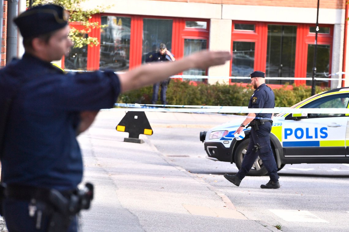Politiet reagerer på en tidligere skyteepisode i Huddinge. Nå er nok en person skutt og drept i det utsatte området som kalles Sverige. Foto: Claudio Bresciani/TT / NTB Politiet reagerer på en tidligere skyteepisode i Huddinge. Nå er nok en person skutt og drept i det utsatte området som kalles Sverige. Foto: Claudio Bresciani/TT / NTB