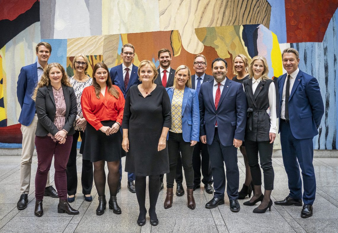 Oslo 20211018.
Arbeiderpartiets stortingsgruppe presenterer sine nye talspersoner og fraksjonsledere.
Bak fra venstre: Torstein Tvedt Solberg ( kultur), Kari Henriksen ( Utenriks- og forsvar), Egil Knudsen ( finans),Nils Kristen Sandtrøen (transport), Sverre Myrli ( kontroll- og konstitusjon), Maria Aasen Svendsrud ( justis), Elise Waagen ( utdanning), Terje Aasland (energi og miljø).
Foran fra venstre: Tuva Moflagg ( Arbeid- og sosial), Cecilie Myrseth ( helse- og omsorg), Rigmor Aasrud ( parlamentarisk leder), Lene Vågslid ( kommunal), Masud Gharahkhani.
Foto: Ole Berg-Rusten / NTB Oslo 20211018.
Arbeiderpartiets stortingsgruppe presenterer sine nye talspersoner og fraksjonsledere.
Bak fra venstre: Torstein Tvedt Solberg ( kultur), Kari Henriksen ( Utenriks- og forsvar), Egil Knudsen ( finans),Nils Kristen Sandtrøen (transport), Sverre Myrli ( kontroll- og konstitusjon), Maria Aasen Svendsrud ( justis), Elise Waagen ( utdanning), Terje Aasland (energi og miljø).
Foran fra venstre: Tuva Moflagg ( Arbeid- og sosial), Cecilie Myrseth ( helse- og omsorg), Rigmor Aasrud ( parlamentarisk leder), Lene Vågslid ( kommunal), Masud Gharahkhani.
Foto: Ole Berg-Rusten / NTB