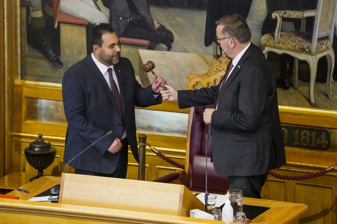 Masud Gharahkhani (Ap) (t.v.) overtar presidentklubba fra første visepresident Svein Harberg (H) etter at han ble valgt til stortingspresident torsdag. Foto: Ole Berg-Rusten / NTB Masud Gharahkhani (Ap) (t.v.) overtar presidentklubba fra første visepresident Svein Harberg (H) etter at han ble valgt til stortingspresident torsdag. Foto: Ole Berg-Rusten / NTB