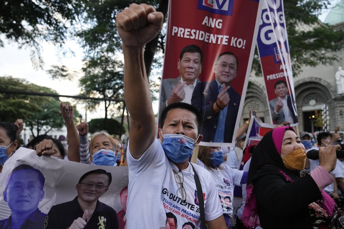 Den foretrukne etterfølgeren til den kontroversielle presidenten Rodrigo Duterte trakk seg tirsdag fra presidentvalget på Filippinene. Senator Christopher «Bong» Go har vært Dutertes nære medhjelper i lang tid. Tirsdag annonserte han at han trekker seg fra neste års presidentvalg. Han gjør «det øverste offeret for landets beste og for samholdets skyld.» På bildet bærer tilhengere av presidenten plakater av ham og senator Go. Foto: Aaron Favila / AP Photo / NTB Den foretrukne etterfølgeren til den kontroversielle presidenten Rodrigo Duterte trakk seg tirsdag fra presidentvalget på Filippinene. Senator Christopher «Bong» Go har vært Dutertes nære medhjelper i lang tid. Tirsdag annonserte han at han trekker seg fra neste års presidentvalg. Han gjør «det øverste offeret for landets beste og for samholdets skyld.» På bildet bærer tilhengere av presidenten plakater av ham og senator Go. Foto: Aaron Favila / AP Photo / NTB