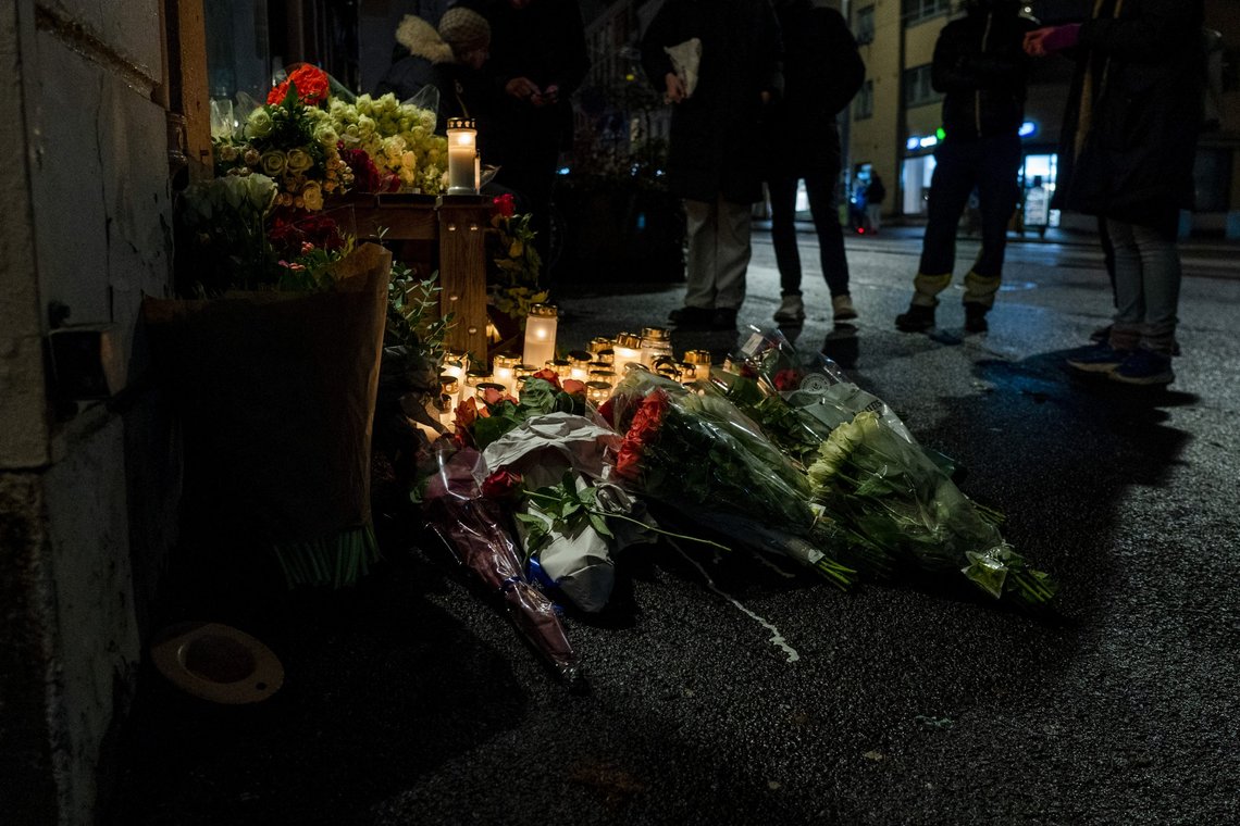 Lys og blomster på Bislett der den tsjetsjenske mannen ble skutt av politiet, tidlig på dagen, tirsdag 9. november. Foto: Terje Pedersen / NTB Lys og blomster på Bislett der den tsjetsjenske mannen ble skutt av politiet, tidlig på dagen, tirsdag 9. november. Foto: Terje Pedersen / NTB