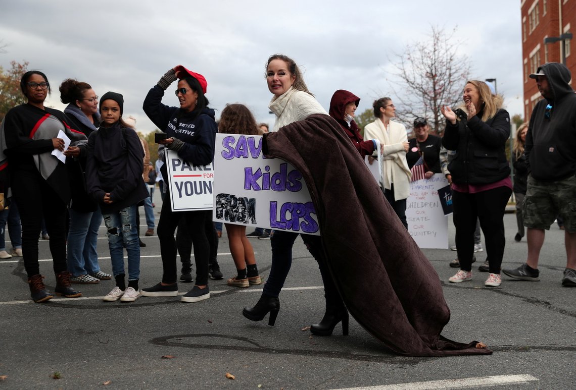 Rasende foreldre protesterer mot indoktrinering av barn i Loudoun County skolekrets i Virginia. Demokratene ble knust i lokalvalget, folket har fått nok av galskapen. Foto: REUTERS/ Leah Millis/ NTB Rasende foreldre protesterer mot indoktrinering av barn i Loudoun County skolekrets i Virginia. Demokratene ble knust i lokalvalget, folket har fått nok av galskapen. Foto: REUTERS/ Leah Millis/ NTB