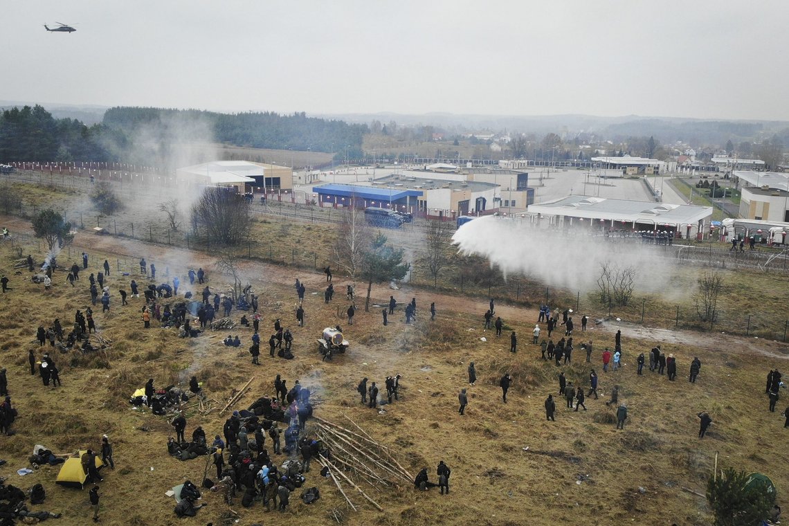 Dronebilde viser polske grensevakter som bruker vannkanon mot migranter i sammenstøt på den hviterussiske grensen i nærheten av byen Grodno. Migrantene kastet stein mot vaktene. Foto: Leonid Shcheglov/BelTA via AP/NTB Dronebilde viser polske grensevakter som bruker vannkanon mot migranter i sammenstøt på den hviterussiske grensen i nærheten av byen Grodno. Migrantene kastet stein mot vaktene. Foto: Leonid Shcheglov/BelTA via AP/NTB