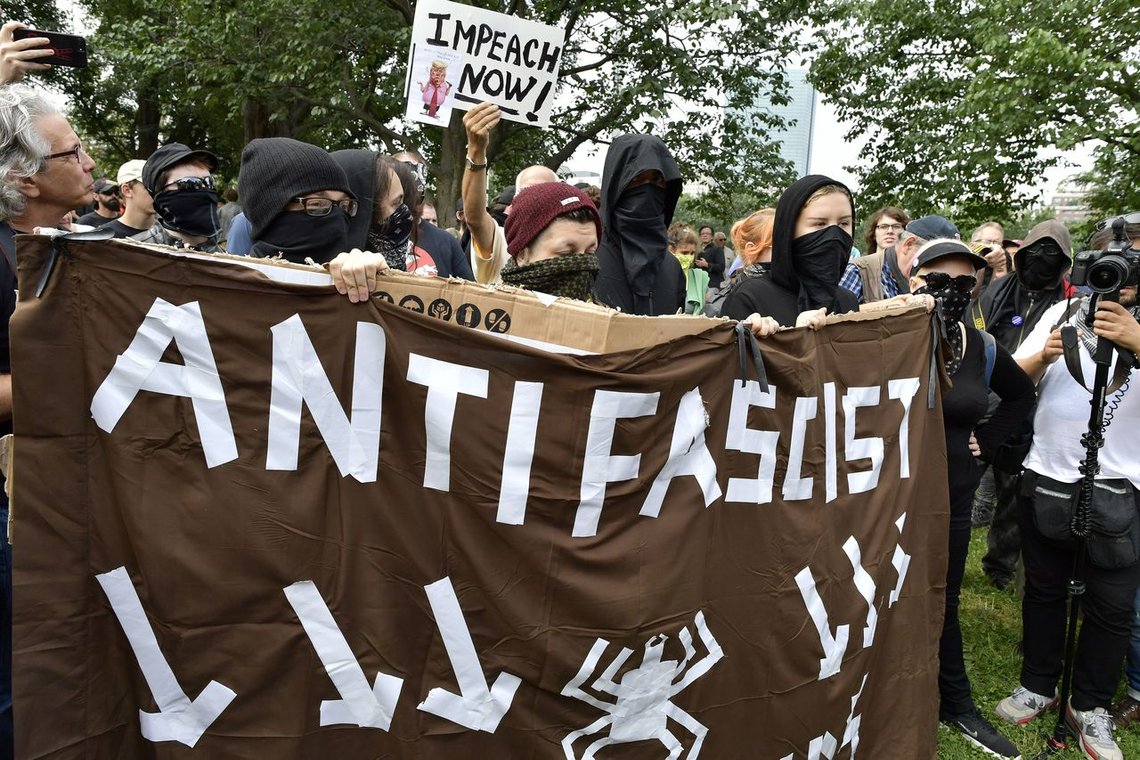 Antifa har tidligere vært svært villige til å protestere mot myndighetene, så lenge Trump satt ved makten. Men å protestere mot Biden-regimet er fascistisk. Foto: Paul Marotta /REX /NTB Antifa har tidligere vært svært villige til å protestere mot myndighetene, så lenge Trump satt ved makten. Men å protestere mot Biden-regimet er fascistisk. Foto: Paul Marotta /REX /NTB