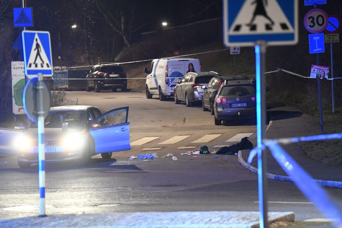 STOCKHOLM, SVERIGE 20211112.
Två personer har skadats i samband med en skottlossning i Kälvesta i nordvästra Stockholm. Polisen larmades om höga smällar strax efter klockan 21 på fredagskvällen.
Foto: Fredrik Sandberg/TT / NTB STOCKHOLM, SVERIGE 20211112.
Två personer har skadats i samband med en skottlossning i Kälvesta i nordvästra Stockholm. Polisen larmades om höga smällar strax efter klockan 21 på fredagskvällen.
Foto: Fredrik Sandberg/TT / NTB