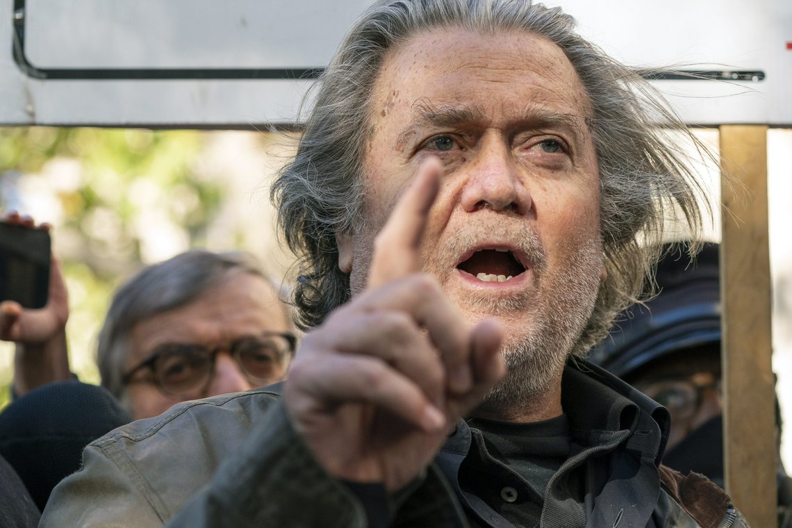 Det var en meget offensiv Steve Bannon som møtte pressen utenfor rettsbygningen i Washington DC, mandag ettermiddag. Foto: Alex Brandon / AP / NTB Det var en meget offensiv Steve Bannon som møtte pressen utenfor rettsbygningen i Washington DC, mandag ettermiddag. Foto: Alex Brandon / AP / NTB