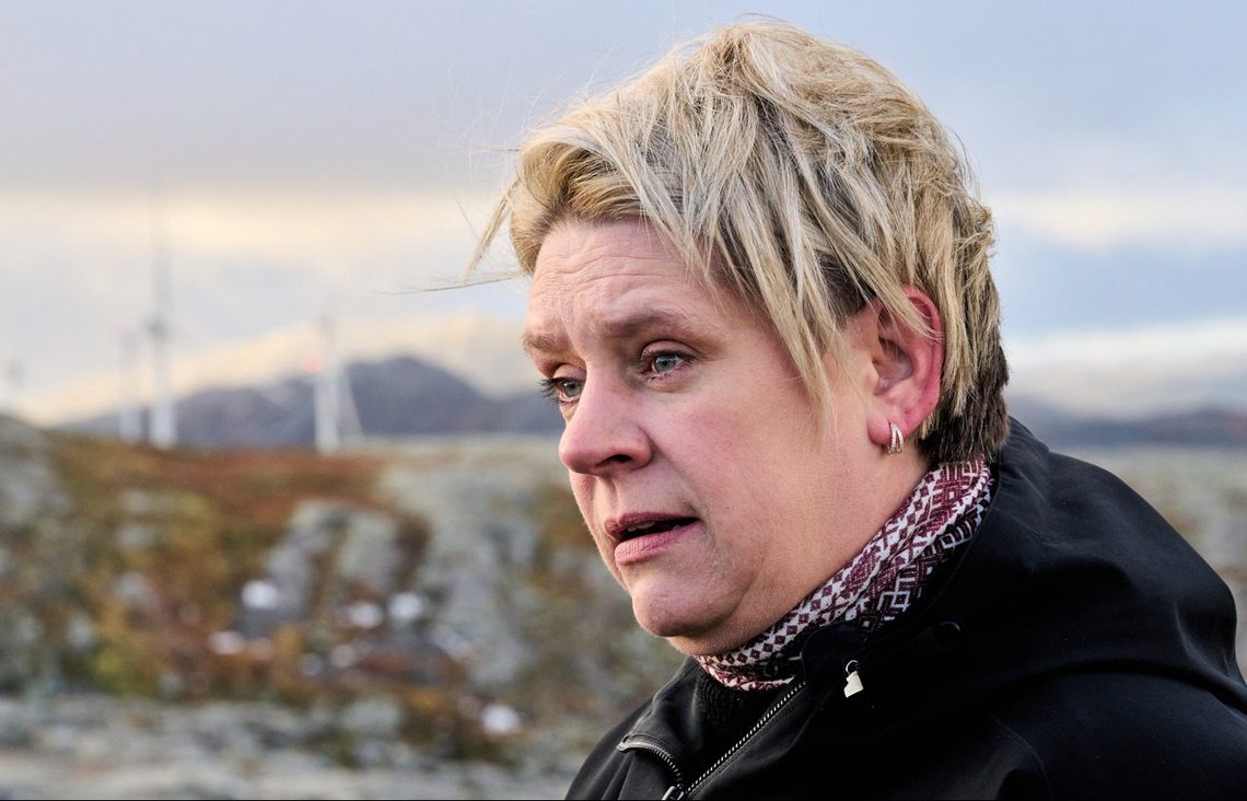 Olje- og energiminister Marte Mjøs Persen med Roan vindpark i bakgrunnen. Er den tidligere ordføreren i Bergen voksen for oppgaven som statsråd? Hennes studier av litteraturvitenskap, sosiologi og kultur- og samfunnsvitenskap kommer nok godt med. Foto: Ole Martin Wold / NTB Olje- og energiminister Marte Mjøs Persen med Roan vindpark i bakgrunnen. Er den tidligere ordføreren i Bergen voksen for oppgaven som statsråd? Hennes studier av litteraturvitenskap, sosiologi og kultur- og samfunnsvitenskap kommer nok godt med. Foto: Ole Martin Wold / NTB