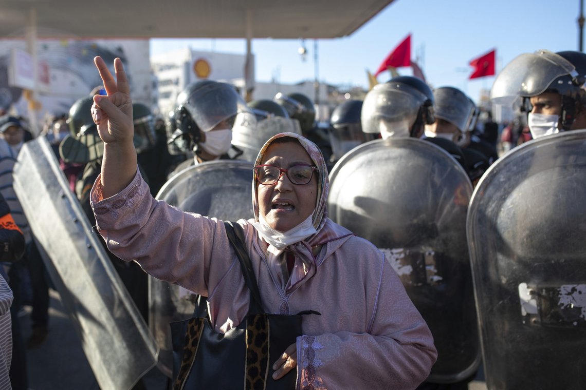 Koronapass og vaksinetvang er ved å utløse folkelig motstand over hele verden. Her fra en demonstrasjon i Marokko: A protester shouts slogans during a demonstration against the government enforcing a mandatory COVID-19 vaccine pass, in Rabat, Morocco, Sunday, Nov. 7, 2021. (AP Photo/Mosa'ab Elshamy/NTB Koronapass og vaksinetvang er ved å utløse folkelig motstand over hele verden. Her fra en demonstrasjon i Marokko: A protester shouts slogans during a demonstration against the government enforcing a mandatory COVID-19 vaccine pass, in Rabat, Morocco, Sunday, Nov. 7, 2021. (AP Photo/Mosa'ab Elshamy/NTB