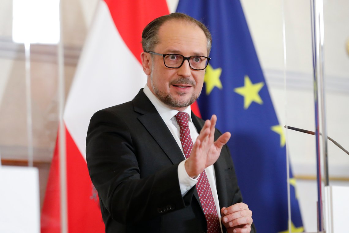 Østerrikes forbundskansler Alexander Schallenberg (ÖVP) er under press på grunn av regjeringens drastiske koronatiltak. Foto: AP /Lisa Leutner /NTB Østerrikes forbundskansler Alexander Schallenberg (ÖVP) er under press på grunn av regjeringens drastiske koronatiltak. Foto: AP /Lisa Leutner /NTB
