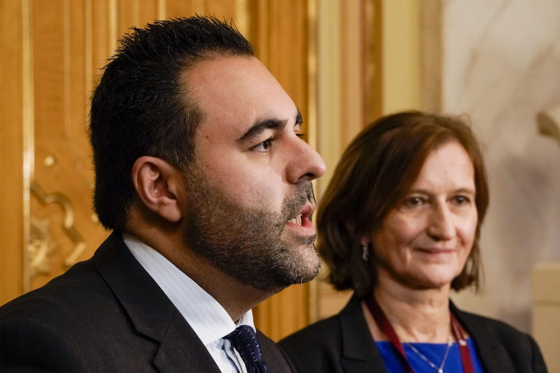 Stortingspresident Masud Gharahkhani (Ap) sier han har gitt beskjed til stortingsdirektør Marianne Andreassen om at det må ryddes opp på alle plan i pendlerboligsaken. Foto: Terje Pedersen / NTB Stortingspresident Masud Gharahkhani (Ap) sier han har gitt beskjed til stortingsdirektør Marianne Andreassen om at det må ryddes opp på alle plan i pendlerboligsaken. Foto: Terje Pedersen / NTB
