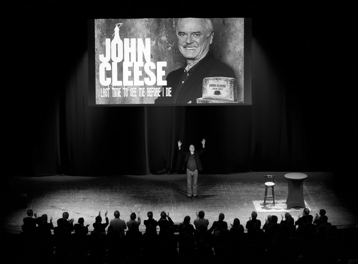 John Cleese i sitt ess, på scenen. Nå har den legendariske komikeren kansellert seg selv. Foto: Jeppe Gustafsson /Shutterstock /NTB John Cleese i sitt ess, på scenen. Nå har den legendariske komikeren kansellert seg selv. Foto: Jeppe Gustafsson /Shutterstock /NTB