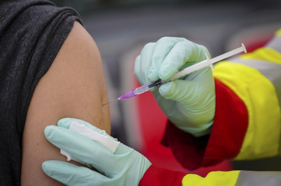 En dose av Pfizer/Biontechs koronavaksine settes ved en vaksinebuss i Berlin tirsdag. Tyske myndigheter vurderer å gjøre som Østerrike og innføre tvangsvaksinering av hele landets befolkning. Foto: Kay Nietfeld/dpa via AP / NTB En dose av Pfizer/Biontechs koronavaksine settes ved en vaksinebuss i Berlin tirsdag. Tyske myndigheter vurderer å gjøre som Østerrike og innføre tvangsvaksinering av hele landets befolkning. Foto: Kay Nietfeld/dpa via AP / NTB