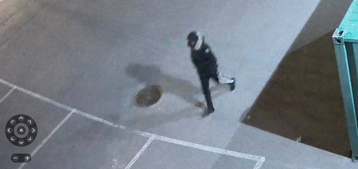 Politiet mener at personen på dette bildet fra et overvåkingskamera viser en av personene involvert i drapet på Bård Lanes i Tønsberg i april. Nå sitter tre personer varetektsfengslet for drapet, som politiet mener var nøye planlagt. Foto: Politiet / NTB Politiet mener at personen på dette bildet fra et overvåkingskamera viser en av personene involvert i drapet på Bård Lanes i Tønsberg i april. Nå sitter tre personer varetektsfengslet for drapet, som politiet mener var nøye planlagt. Foto: Politiet / NTB
