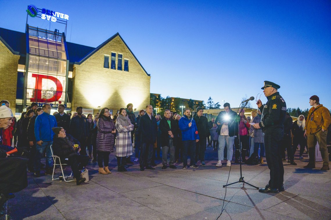 Søndre Nordstrand har også vært i søkelyset i andre sammenhenger: Oslo 20211021.
John Roger Lund i Oslo politidistrikt enhet øst på folkemøte på Mortensrud sammen med bydel Søndre Nordstrand, Utdanningsetaten og Oslo-politiet.
Foto: Stian Lysberg Solum / NTB Søndre Nordstrand har også vært i søkelyset i andre sammenhenger: Oslo 20211021.
John Roger Lund i Oslo politidistrikt enhet øst på folkemøte på Mortensrud sammen med bydel Søndre Nordstrand, Utdanningsetaten og Oslo-politiet.
Foto: Stian Lysberg Solum / NTB