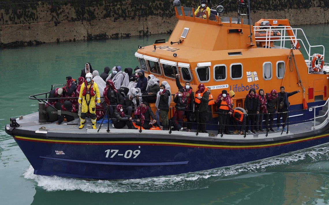 Over 1.000 mennesker krysset Den engelske kanal torsdag for å komme seg fra Frankrike til Storbritannia. Redningsbåter plukket opp mennesker fra små båter og brakte dem i havn i Dover torsdag. Foto: Gareth Fuller / PA via AP / NTB Over 1.000 mennesker krysset Den engelske kanal torsdag for å komme seg fra Frankrike til Storbritannia. Redningsbåter plukket opp mennesker fra små båter og brakte dem i havn i Dover torsdag. Foto: Gareth Fuller / PA via AP / NTB