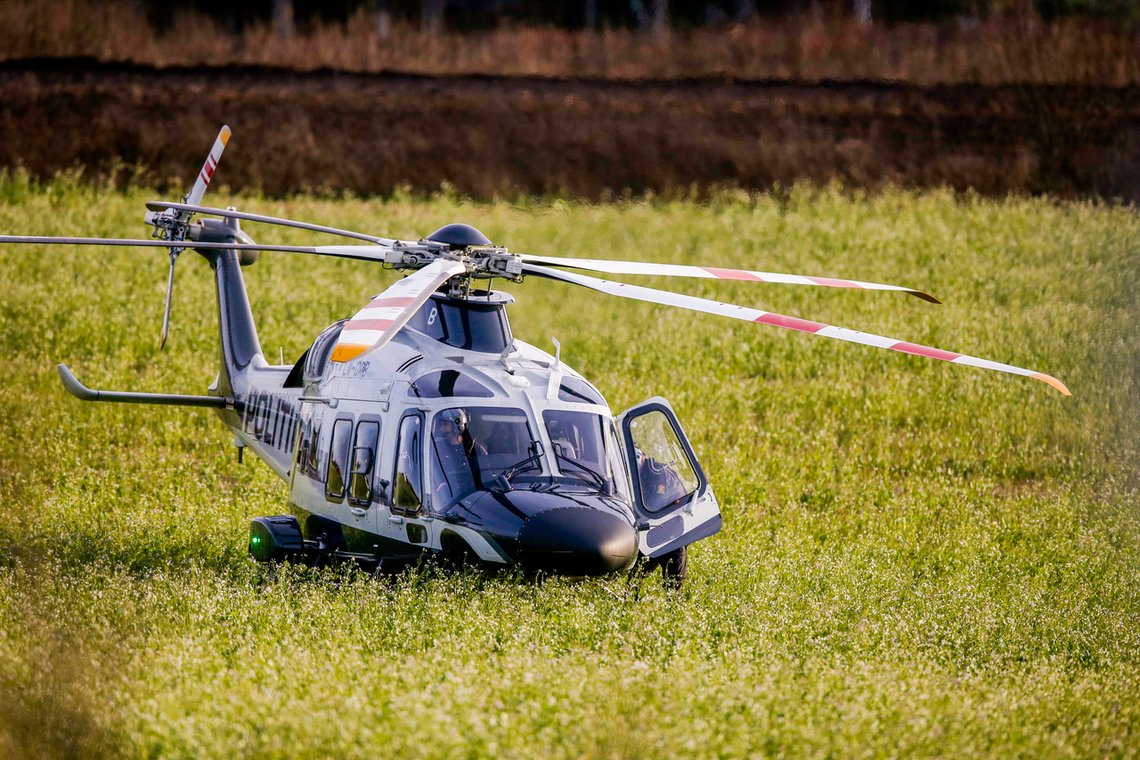 Politihelikopter som har vært med i søket etter småflyet som gikk ned i Larvik. Foto: Trond Reidar Teigen / NTB Politihelikopter som har vært med i søket etter småflyet som gikk ned i Larvik. Foto: Trond Reidar Teigen / NTB