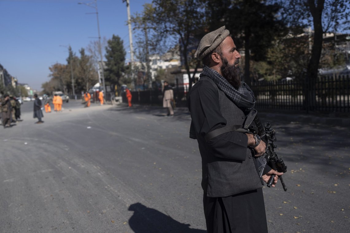 Flere afghanske journalister mener Taliban nå prøver å kontrollere og innskrenke ytringsfriheten til mediene og kvinner med de nye retningslinjene for TV. Bildet viser en fra Taliban som sikrer et område ved en vei i Kabul tidligere i november. Foto: Petros Giannakouris / AP / NTB Flere afghanske journalister mener Taliban nå prøver å kontrollere og innskrenke ytringsfriheten til mediene og kvinner med de nye retningslinjene for TV. Bildet viser en fra Taliban som sikrer et område ved en vei i Kabul tidligere i november. Foto: Petros Giannakouris / AP / NTB