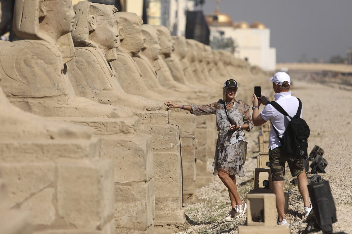 Også 2021 er preget av en voldsom nedgang i reiseaktiviteten, noe som betyr enorme tap for verdens turistnæring, ifølge en FN-rapport. I Egypt åpnet Luxor-tempelet for besøkende på fredag i håp om at gjenopplive reiselivet i landet. Foto: Mohamed El-Shahed / AP / NTB Også 2021 er preget av en voldsom nedgang i reiseaktiviteten, noe som betyr enorme tap for verdens turistnæring, ifølge en FN-rapport. I Egypt åpnet Luxor-tempelet for besøkende på fredag i håp om at gjenopplive reiselivet i landet. Foto: Mohamed El-Shahed / AP / NTB