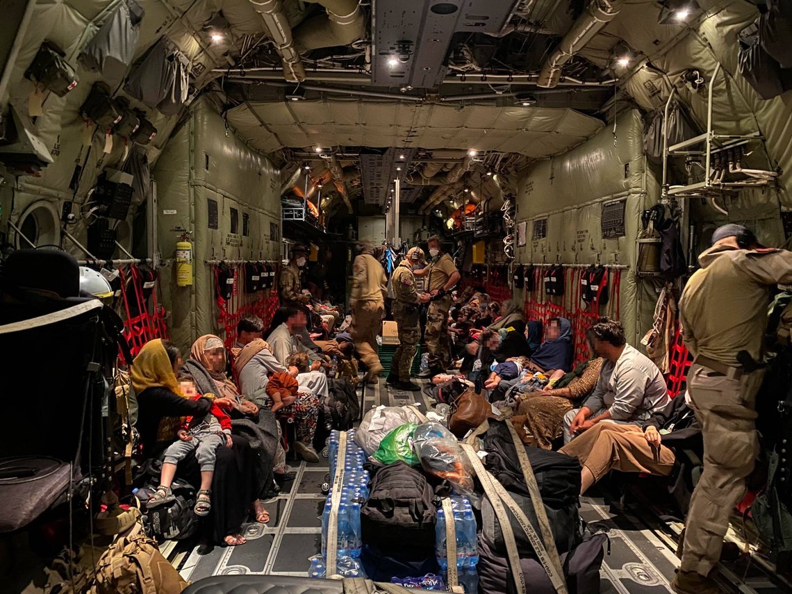 I forbindelse med norske myndigheters evakuering fra Kabul i august 2021, ble det evakuert 28 afghanske mindreårige uten omsorgspersoner. Foto: Forsvaret / NTB I forbindelse med norske myndigheters evakuering fra Kabul i august 2021, ble det evakuert 28 afghanske mindreårige uten omsorgspersoner. Foto: Forsvaret / NTB