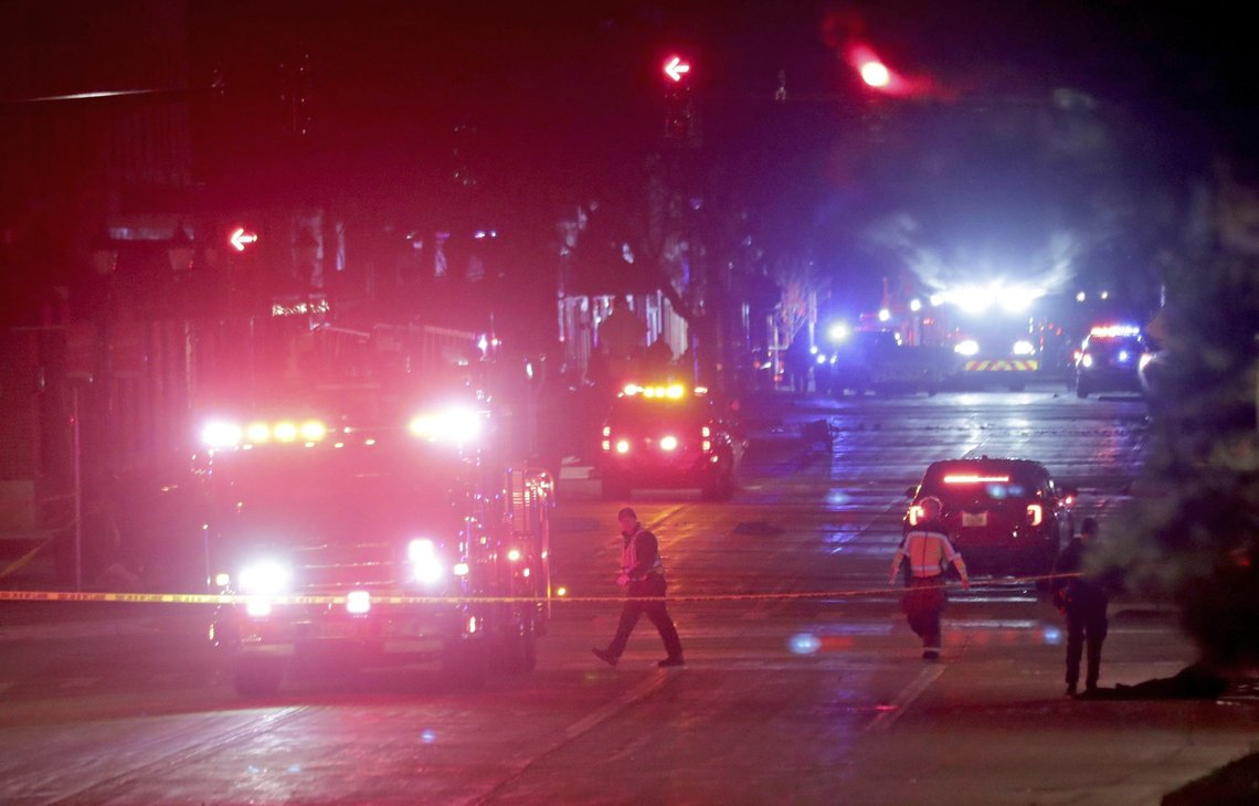 Bil kjører inn i juleparade i Waukesha, Wisonsin søndag 21. november (Mike De Sisti/Milwaukee Journal-Sentinel via AP) Bil kjører inn i juleparade i Waukesha, Wisonsin søndag 21. november (Mike De Sisti/Milwaukee Journal-Sentinel via AP)