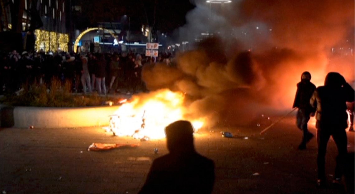 Demonstrasjonen i Rotterdam utartet til kaotiske scener fredag kveld. Foto: Media TV Rotterdam via AP / NTB Demonstrasjonen i Rotterdam utartet til kaotiske scener fredag kveld. Foto: Media TV Rotterdam via AP / NTB