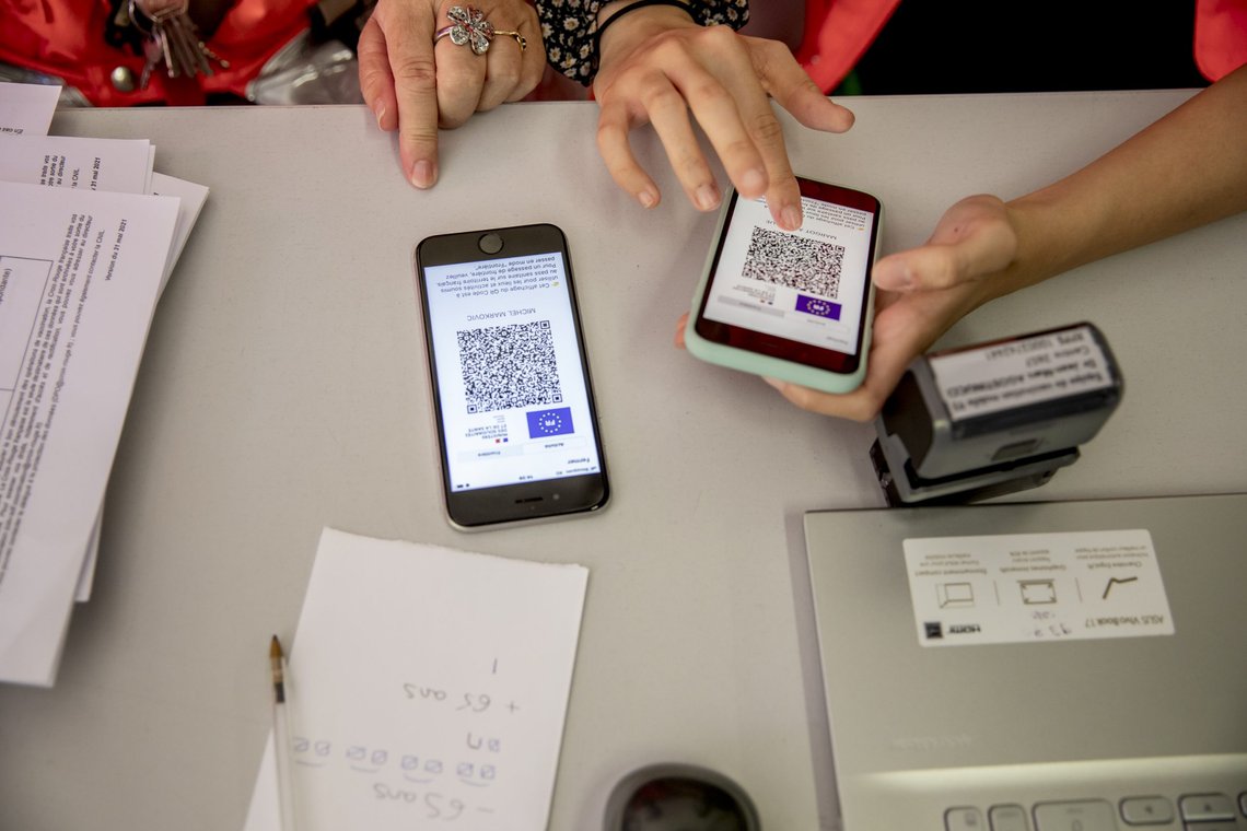 Den svenske regjeringens beslutning om å innføre krav om digitale vaksinebevis har fått tusenvis av svensker til å sende inn klager til Justitieombudsmannen (JO).
Foto: Adrienne Surprenant / AP / NTB Den svenske regjeringens beslutning om å innføre krav om digitale vaksinebevis har fått tusenvis av svensker til å sende inn klager til Justitieombudsmannen (JO).
Foto: Adrienne Surprenant / AP / NTB
