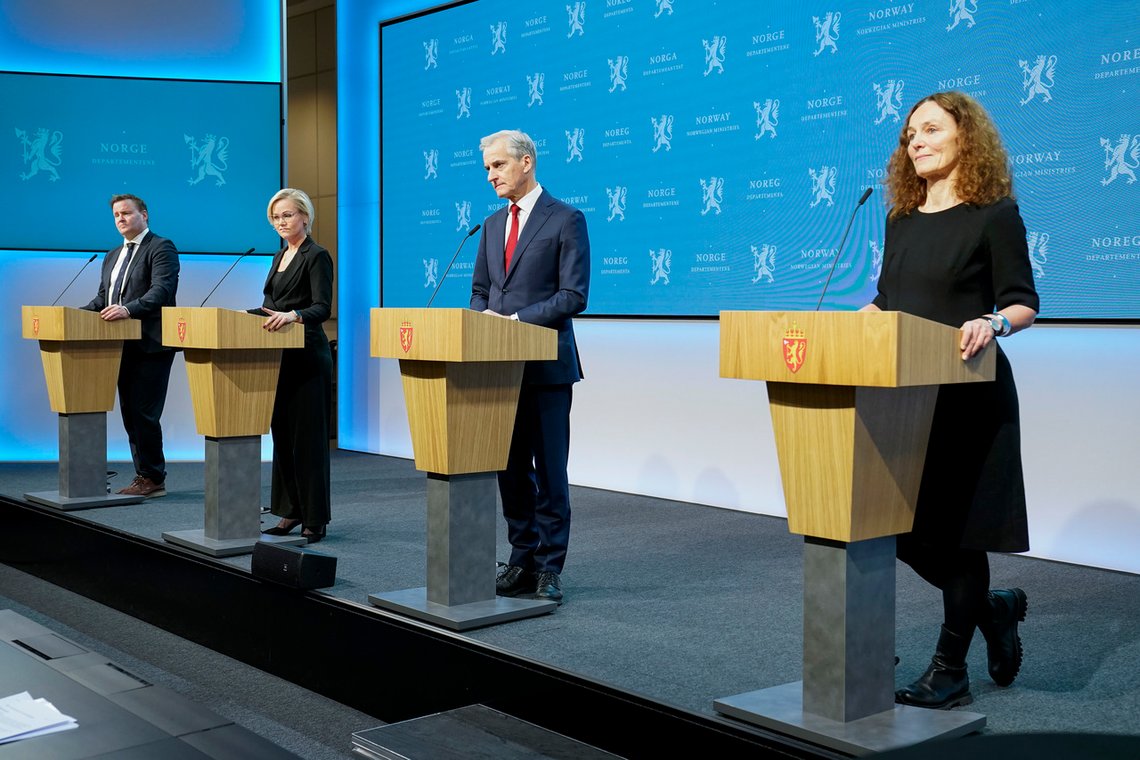 Assisterende helsedirektør Espen Rostrup Nakstad, helse- og omsorgsminister Ingvild Kjerkol, statsminister Jonas Gahr Støre og FHI-direktør Camilla Stoltenberg under en pressekonferanse om koronasituasjonen i Norge fredag.
Foto: Torstein Bøe / NTB Assisterende helsedirektør Espen Rostrup Nakstad, helse- og omsorgsminister Ingvild Kjerkol, statsminister Jonas Gahr Støre og FHI-direktør Camilla Stoltenberg under en pressekonferanse om koronasituasjonen i Norge fredag.
Foto: Torstein Bøe / NTB