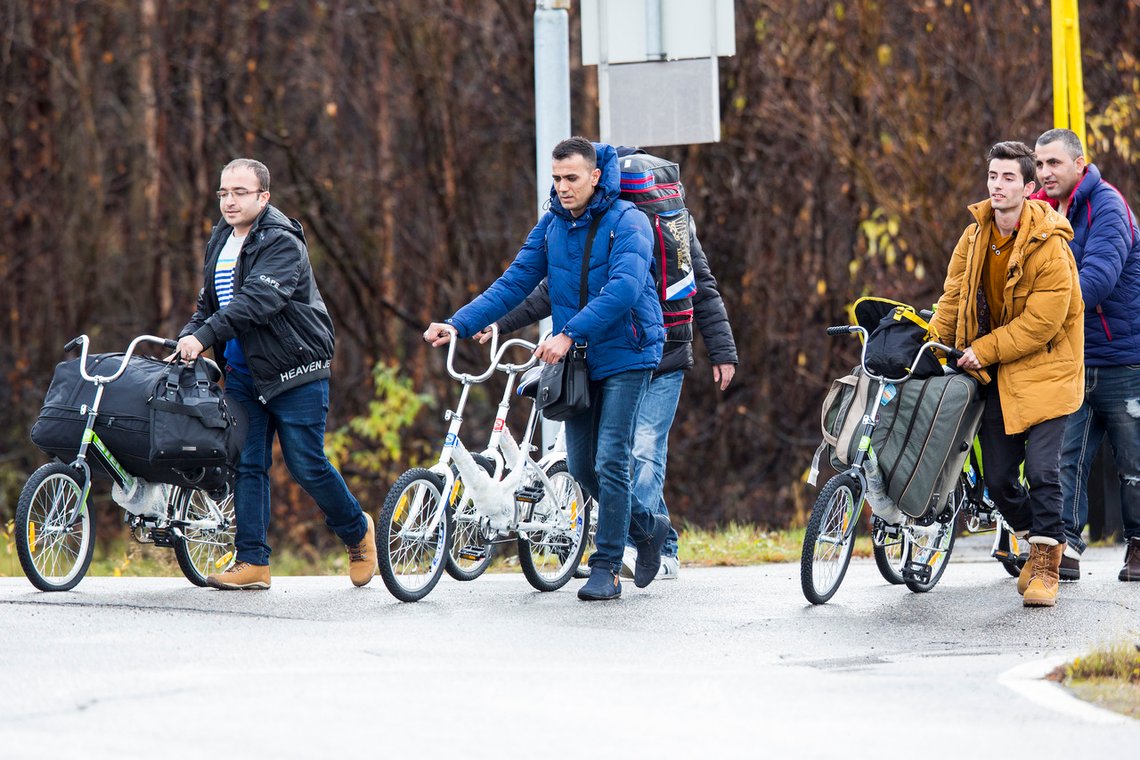 Fire menn triller syklene sine over grensen fra Russland til Norge ved Storskog grensestasjon i 2015. Kan vi forvente en ny migrantbølge via Russland? Foto: Tore Meek / NTB Fire menn triller syklene sine over grensen fra Russland til Norge ved Storskog grensestasjon i 2015. Kan vi forvente en ny migrantbølge via Russland? Foto: Tore Meek / NTB