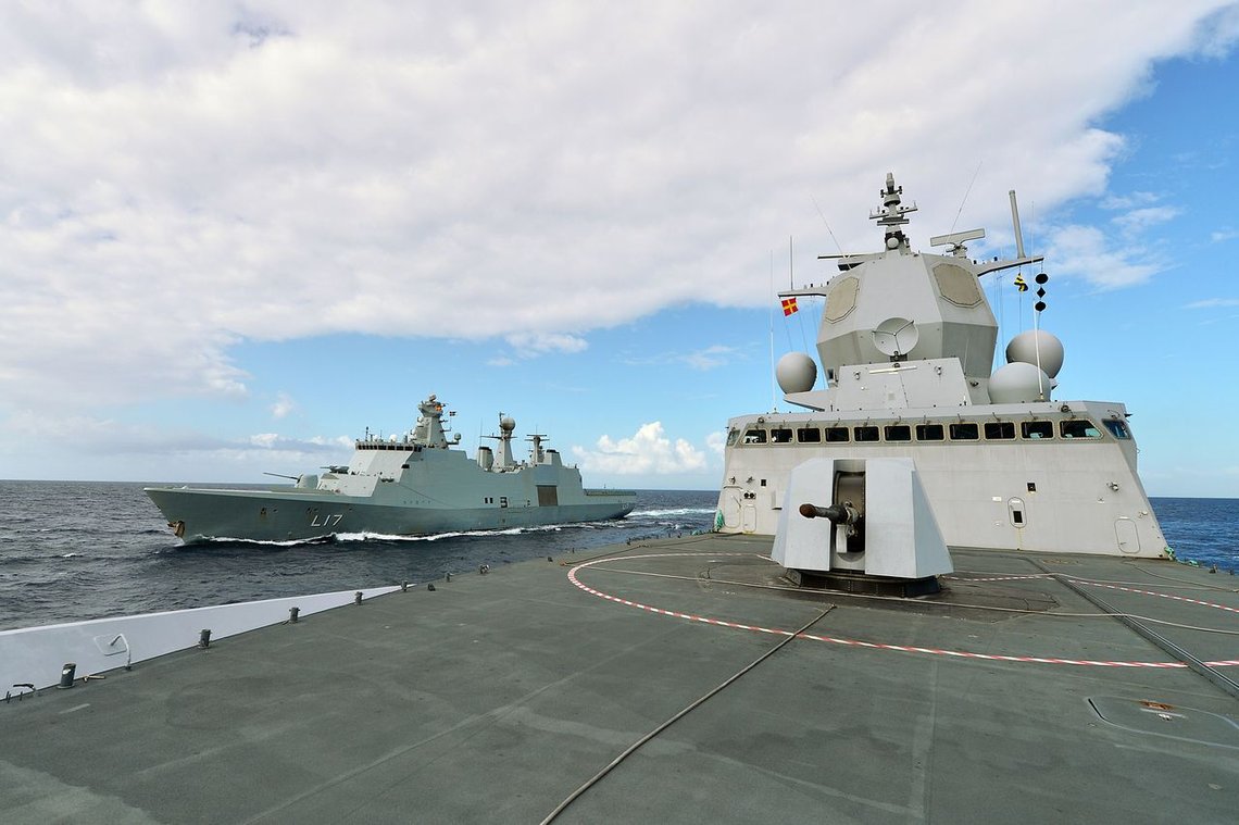 En dansk og en norsk fregatt på vei til Syria i 2014: Espern Snare i bakgrunnen, Helge Ingstad foran. Foto: AFP /MARTHE BRENDEFUR/ NORWEGIAN ARMED FORCES/ NTB En dansk og en norsk fregatt på vei til Syria i 2014: Espern Snare i bakgrunnen, Helge Ingstad foran. Foto: AFP /MARTHE BRENDEFUR/ NORWEGIAN ARMED FORCES/ NTB