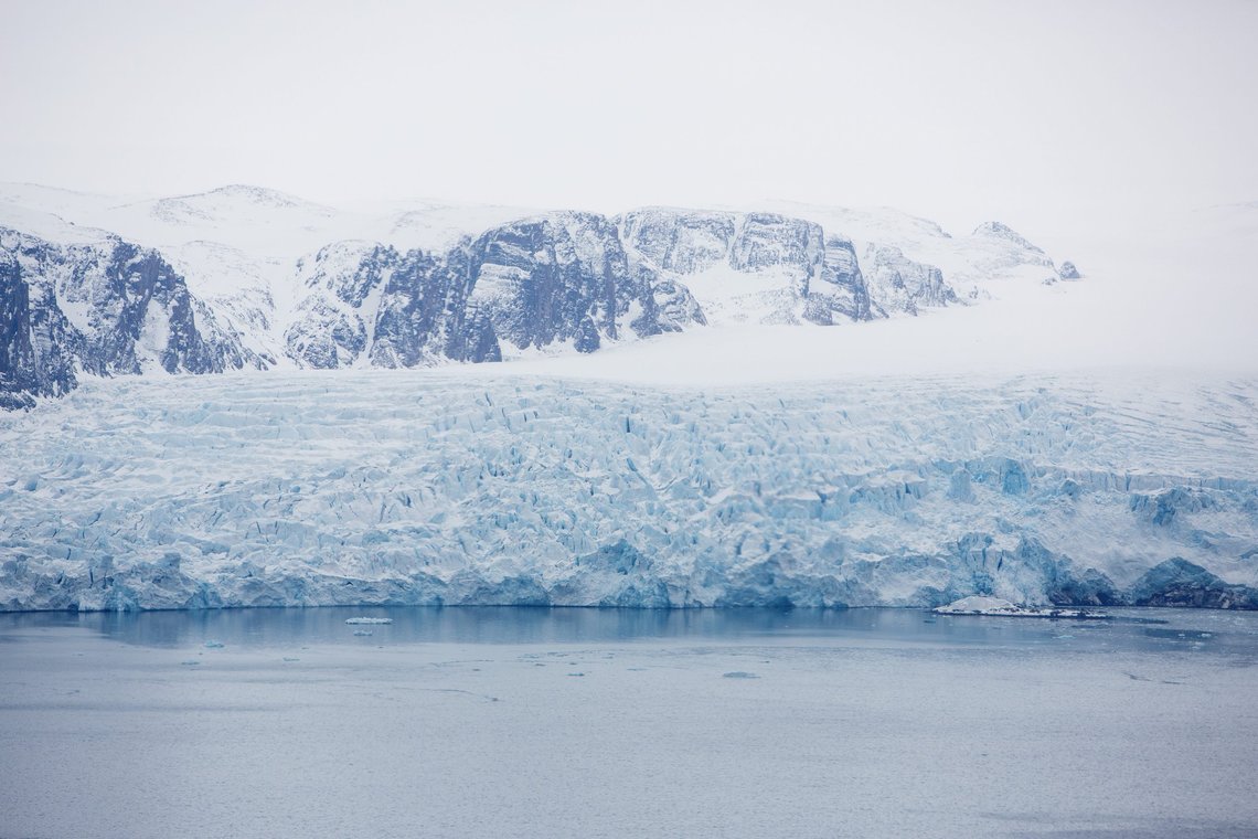 Isbreer kommer og går. Her et bide fra 2015 med den opprinnelige billedteksten: "En isbre som sakte men sikkert velter ut i havet på Svalbard. Svalbard og Arktis er det område i verden hvor klimaendringene merkes mest og først." Så sant, så sant. Også for 99 år siden var folk bekymret, før det igjen ble kaldere, så varmere igjen. Foto: Tore Meek / NTB Isbreer kommer og går. Her et bide fra 2015 med den opprinnelige billedteksten: "En isbre som sakte men sikkert velter ut i havet på Svalbard. Svalbard og Arktis er det område i verden hvor klimaendringene merkes mest og først." Så sant, så sant. Også for 99 år siden var folk bekymret, før det igjen ble kaldere, så varmere igjen. Foto: Tore Meek / NTB