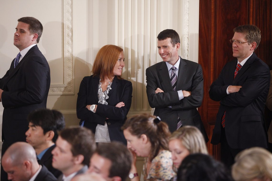 Et interessant bilde som viser overlappingen mellom Obama og Biden-regimet: Jan Psaki visekommunikasjonsdirektør, snakker med seniorrådgiver David Plouffe. FILE - In this June 29, 2011 file photo, from left, White House Communications Director Dan Pfeiffer; Deputy Communications Director Jen Psaki; Senior Adviser David Plouffe; and Press Secretary Jay Carney stand in the East Room as President Barack Obama holds a news conference at the White House in Washington. (Photo/Charles Dharapak/AP/NTB Et interessant bilde som viser overlappingen mellom Obama og Biden-regimet: Jan Psaki visekommunikasjonsdirektør, snakker med seniorrådgiver David Plouffe. FILE - In this June 29, 2011 file photo, from left, White House Communications Director Dan Pfeiffer; Deputy Communications Director Jen Psaki; Senior Adviser David Plouffe; and Press Secretary Jay Carney stand in the East Room as President Barack Obama holds a news conference at the White House in Washington. (Photo/Charles Dharapak/AP/NTB