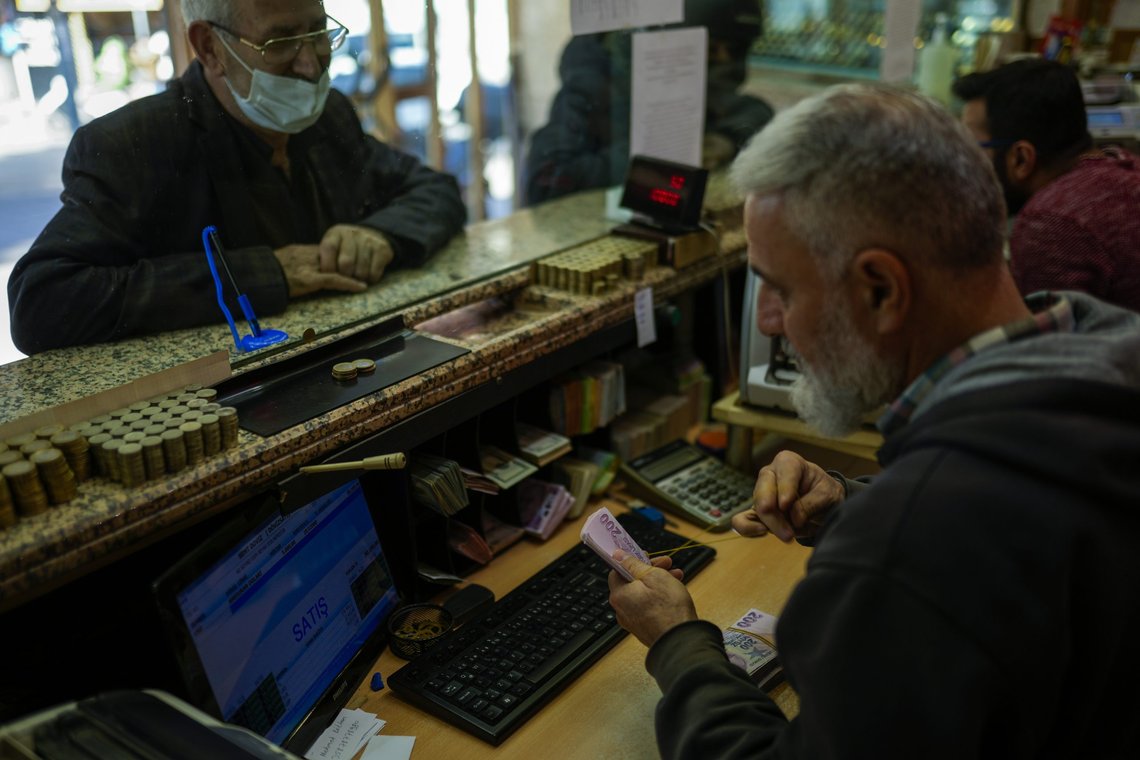 Folk veksler inn tyrkiske lire på et pengeveksler-kontor i Istanbul, torsdag 11. november. Fredag kostet en amerikansk dollar mer enn ti tyrkiske lire, den laveste kursen i moderne tid. Foto: Francisco Seco / AP / NTB Folk veksler inn tyrkiske lire på et pengeveksler-kontor i Istanbul, torsdag 11. november. Fredag kostet en amerikansk dollar mer enn ti tyrkiske lire, den laveste kursen i moderne tid. Foto: Francisco Seco / AP / NTB