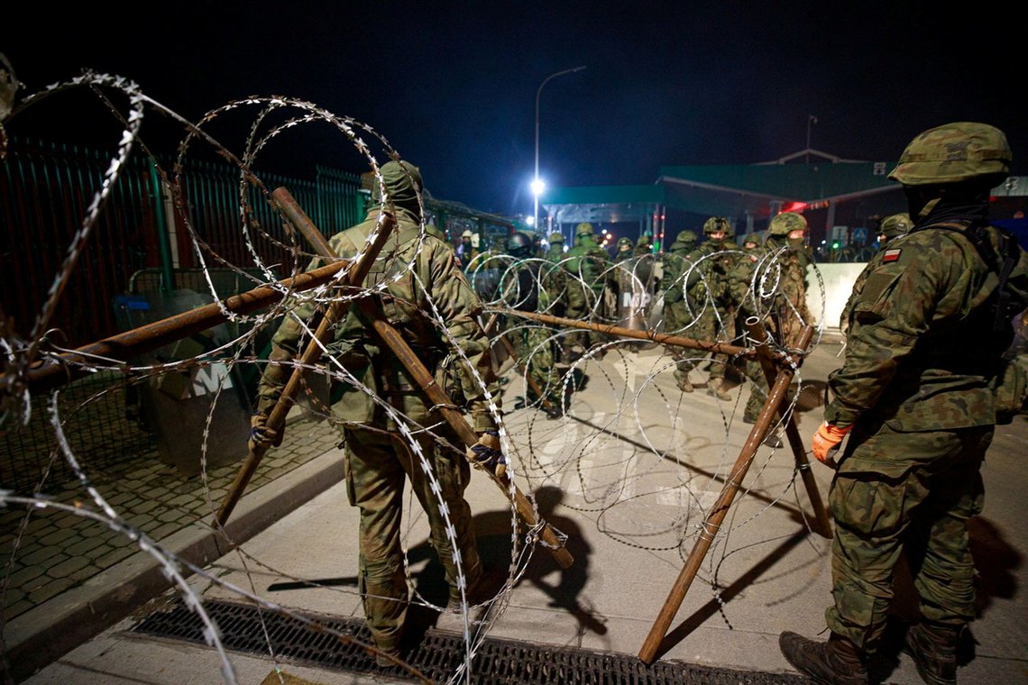 Polske soldater setter hardt mot hardt ved grensen mot Hviterussland. Ukraina sier nå at de vil gjøre det samme mot migranter som forsøker seg å trenge seg inn i Ukraina. Foto: Territorial Defence Forces/REUTERS/ NTB Polske soldater setter hardt mot hardt ved grensen mot Hviterussland. Ukraina sier nå at de vil gjøre det samme mot migranter som forsøker seg å trenge seg inn i Ukraina. Foto: Territorial Defence Forces/REUTERS/ NTB