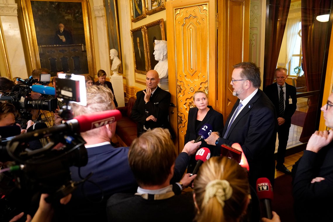 Stortingspresident Eva Kristin Hansen og første visepresident Svein Harberg orienterte pressen etter møtet torsdag. Foto: Torstein Bøe / NTB Stortingspresident Eva Kristin Hansen og første visepresident Svein Harberg orienterte pressen etter møtet torsdag. Foto: Torstein Bøe / NTB