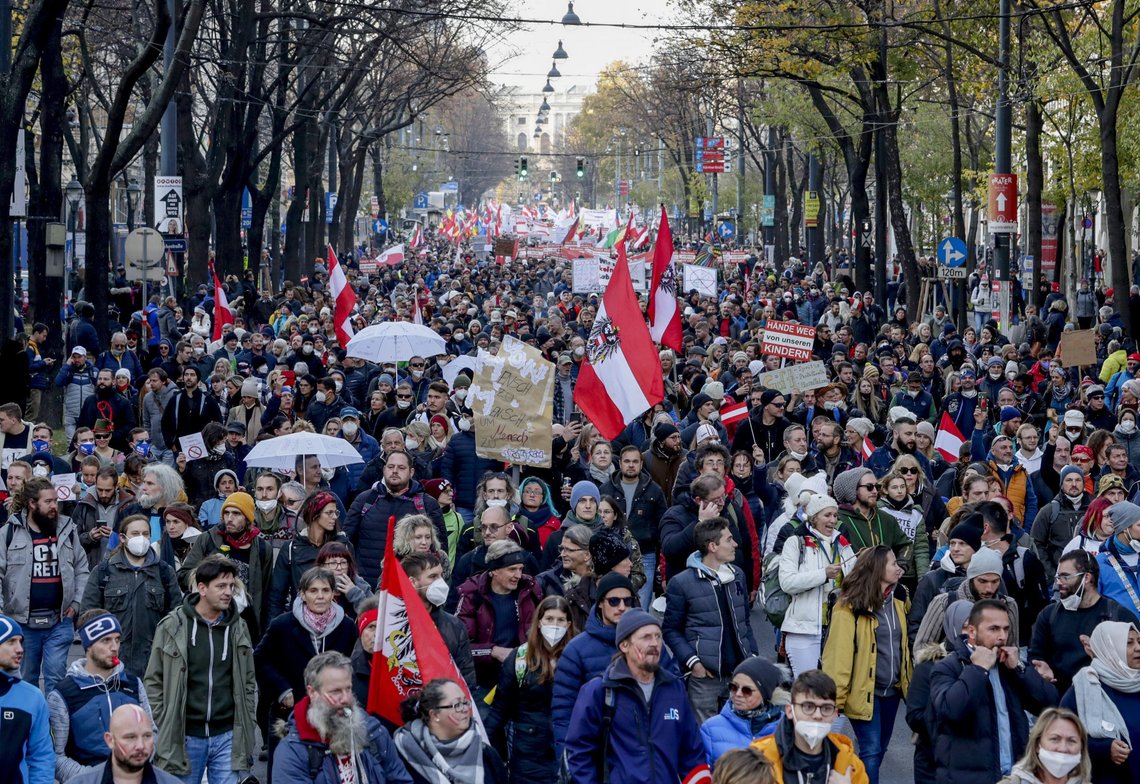 Tusenvis av mennesker har demonstrert i Wien og andre byer i Østerrike mot nye koronarestriksjoner og planer om tvangsvaksinering av befolkningen. Foto: Lisa Leutner, AP-NTB. Tusenvis av mennesker har demonstrert i Wien og andre byer i Østerrike mot nye koronarestriksjoner og planer om tvangsvaksinering av befolkningen. Foto: Lisa Leutner, AP-NTB.