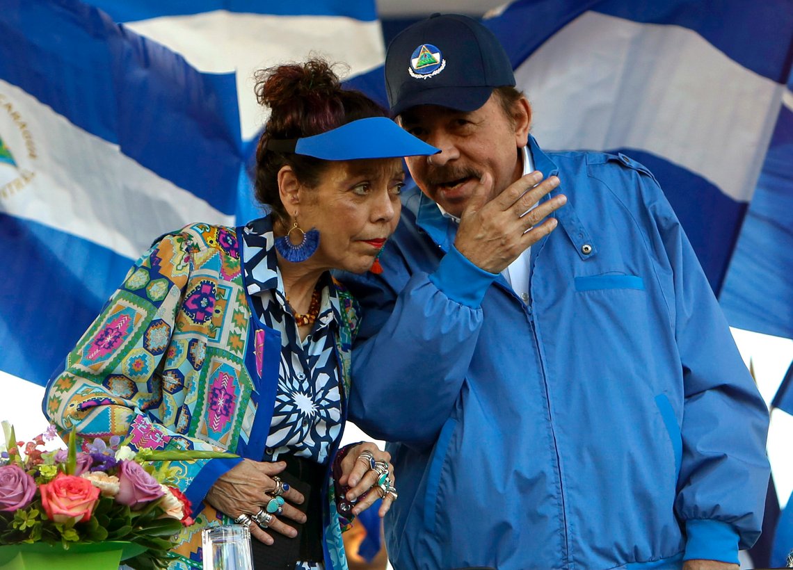 Nicaraguas president Daniel Ortega and hans kone, visepresident Rosario Murillo, ligger an til å vinne søndagens presidentvalg med klar margin etter at alle troverdige motkandidater er fengslet, i husarrest eller i eksil. Foto: Alfredo Zúñiga / AP / NTB Nicaraguas president Daniel Ortega and hans kone, visepresident Rosario Murillo, ligger an til å vinne søndagens presidentvalg med klar margin etter at alle troverdige motkandidater er fengslet, i husarrest eller i eksil. Foto: Alfredo Zúñiga / AP / NTB