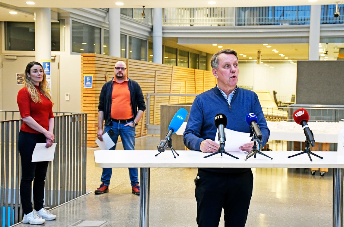 Tromsø-ordfører Gunnar Wilhelmsen (Ap) ønsker koronapass. , Kommuneoverlege Kathrine Kristoffersen i bakgrunnen er mer skeptisk. Siste person på bildet er fagleder Koronasenteret Øyvind Benjaminsen.
Foto: Rune Stoltz Bertinussen / NTB Tromsø-ordfører Gunnar Wilhelmsen (Ap) ønsker koronapass. , Kommuneoverlege Kathrine Kristoffersen i bakgrunnen er mer skeptisk. Siste person på bildet er fagleder Koronasenteret Øyvind Benjaminsen.
Foto: Rune Stoltz Bertinussen / NTB
