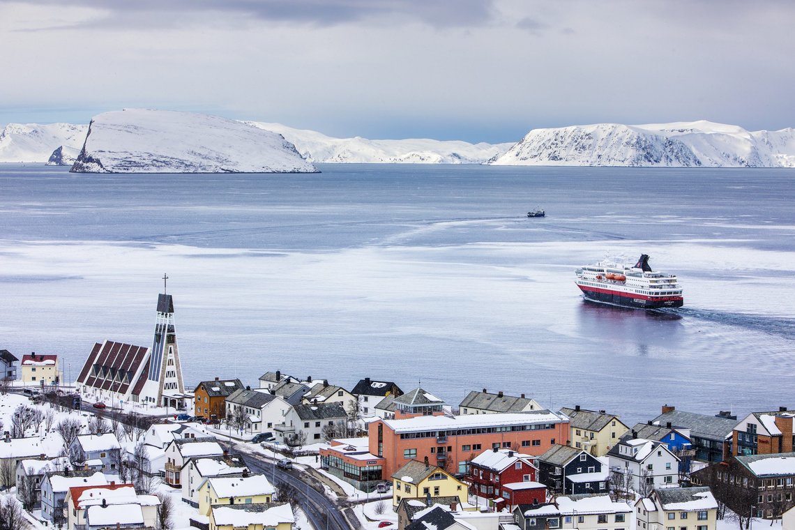 Troms og Finnmark har mistet 672 innbyggere det siste året. Her ser vi Hurtigruten på vei ut fra Hammerfest. Foto: Ole Berg-Rusten / NTB Troms og Finnmark har mistet 672 innbyggere det siste året. Her ser vi Hurtigruten på vei ut fra Hammerfest. Foto: Ole Berg-Rusten / NTB