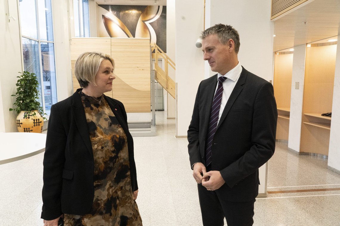 Olje- og energiminister Marte Mjøs Persen (Ap) fikk tirsdag en orientering fra NVE-sjef Kjetil Lund om situasjonen i kraftmarkedet og utsiktene framover. Foto: Terje Bendiksby / NTB Olje- og energiminister Marte Mjøs Persen (Ap) fikk tirsdag en orientering fra NVE-sjef Kjetil Lund om situasjonen i kraftmarkedet og utsiktene framover. Foto: Terje Bendiksby / NTB