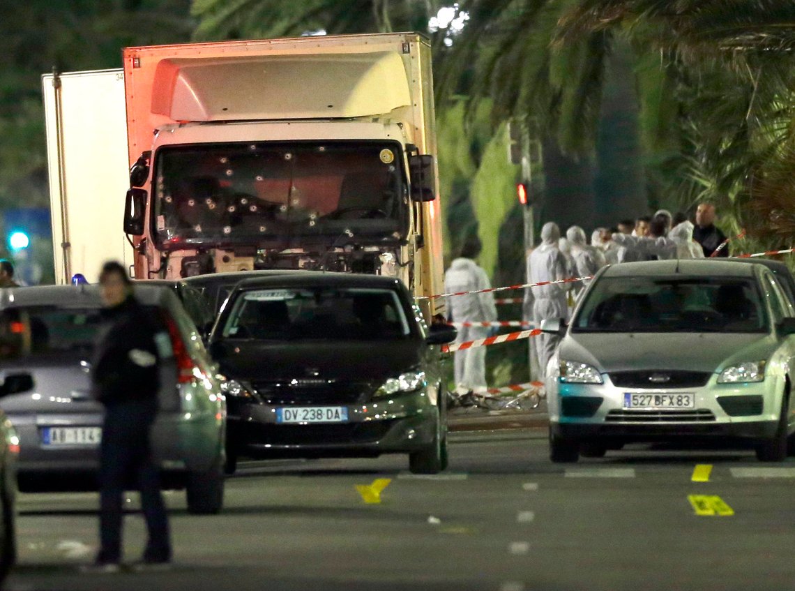 Den mest forferdelige terroraksjonen i Sør-Frankrike, var på promenaden i Nice i 2016: FILE - In this July 15, 2016 file photo forensic officers stand near a truck with its windscreen riddled with bullets, that plowed through a crowd of revelers who'd gathered to watch the fireworks in the French resort city of Nice, southern France. (AP Photo/Claude Paris, File) Den mest forferdelige terroraksjonen i Sør-Frankrike, var på promenaden i Nice i 2016: FILE - In this July 15, 2016 file photo forensic officers stand near a truck with its windscreen riddled with bullets, that plowed through a crowd of revelers who'd gathered to watch the fireworks in the French resort city of Nice, southern France. (AP Photo/Claude Paris, File)