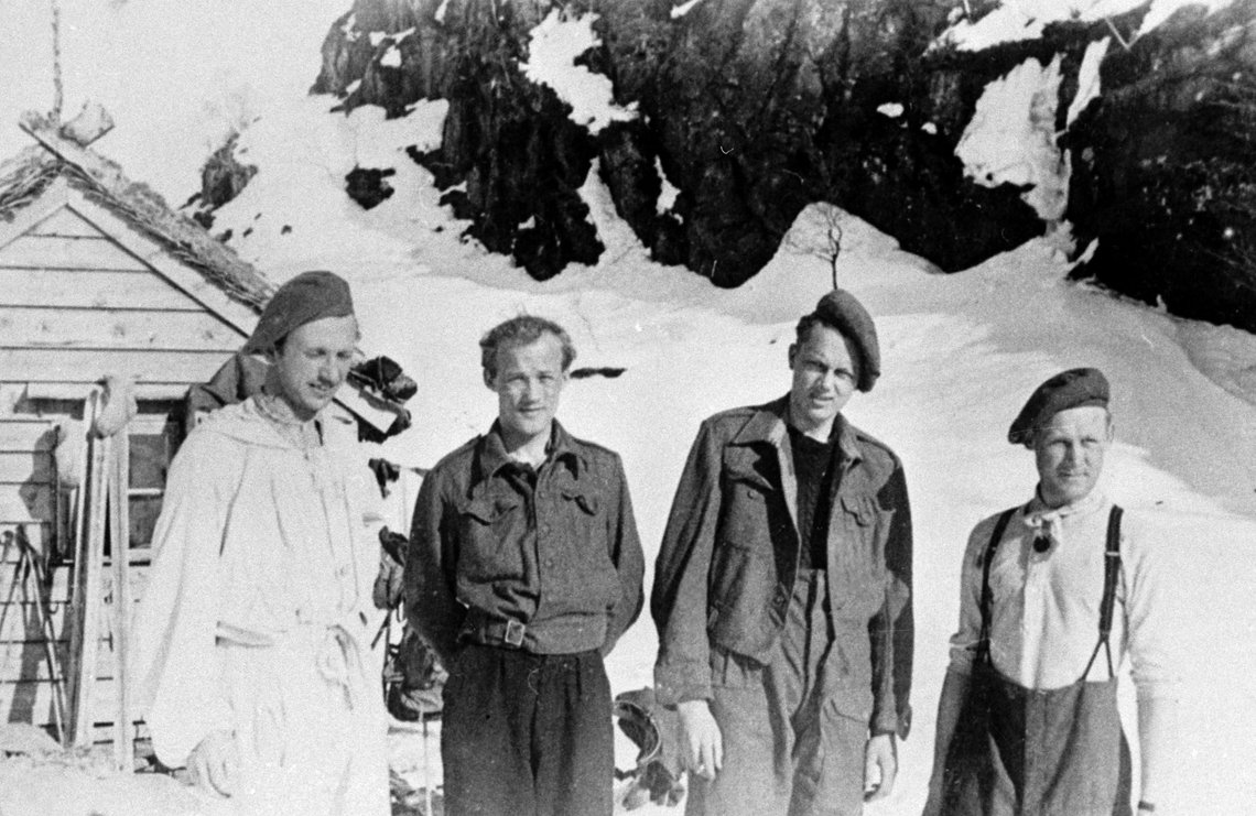 Norge under tysk okkupasjon, våren 1945. Hjemmestyrkene, Milorg-gruppen "Bjørn West " i Matrefjordfjellene nord for Bergen. Fire menn utenfor hytte, snø.
WW2 - Norway / Bergen. Resistance, the home forces in the mountains.
Fra privat album, 1985.
Foto: Henning Wernøe / NTB / SCANPIX Norge under tysk okkupasjon, våren 1945. Hjemmestyrkene, Milorg-gruppen "Bjørn West " i Matrefjordfjellene nord for Bergen. Fire menn utenfor hytte, snø.
WW2 - Norway / Bergen. Resistance, the home forces in the mountains.
Fra privat album, 1985.
Foto: Henning Wernøe / NTB / SCANPIX